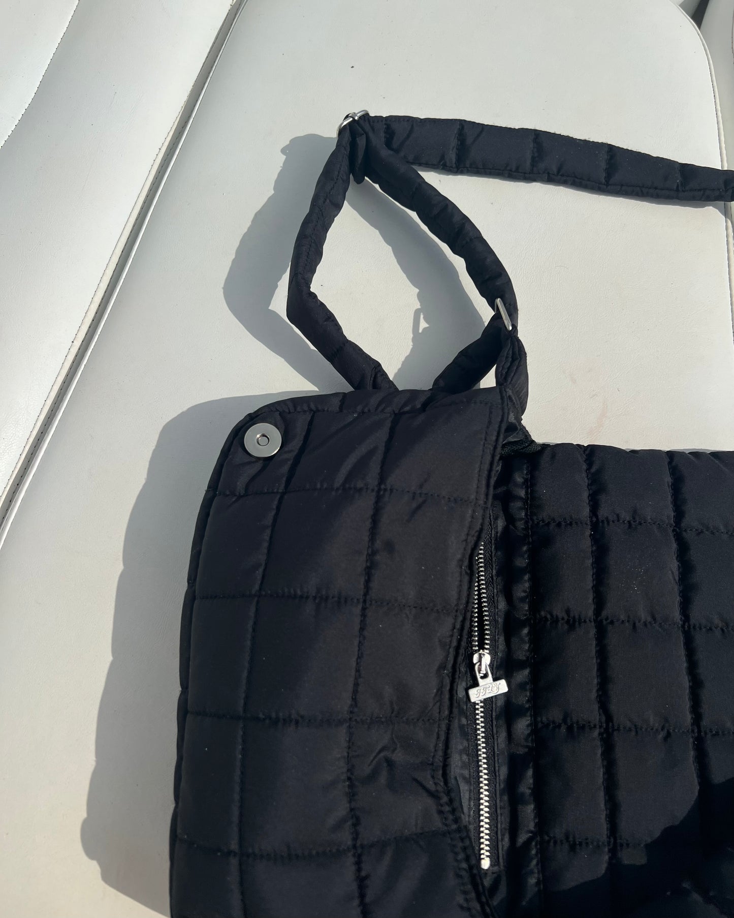 TRAVEL EDITION 077/22 - SMOOTH PUFFERBAG